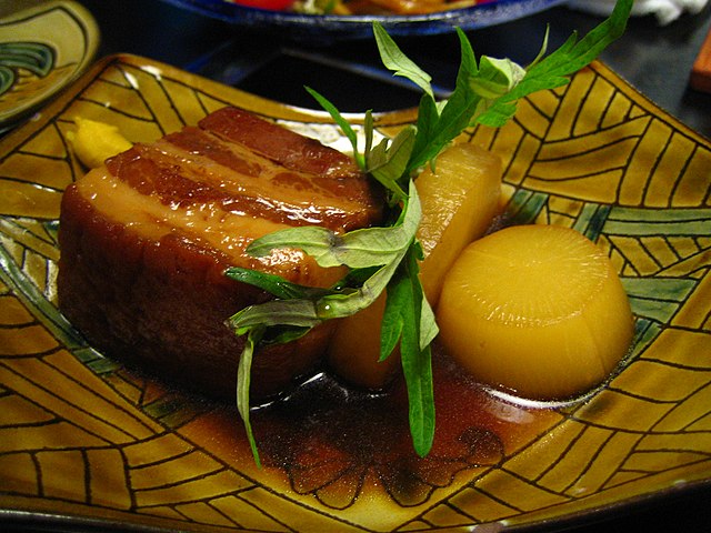ラフテー(หมูชาชู): เสน่ห์แห่งซอสหวานในรสสัมผัสอ่อนนุ่ม