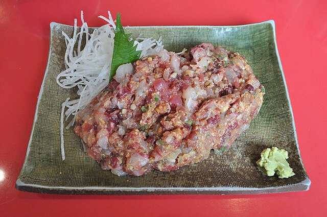 なめろう(เนื้อปลาบดในจานทอง): รสชาติแห่งคลื่นทะเล