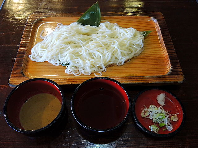 温麺(ก๋วยเตี๋ยวน้ำอุ่น): ลมหายใจแห่งความอบอุ่นในชาม