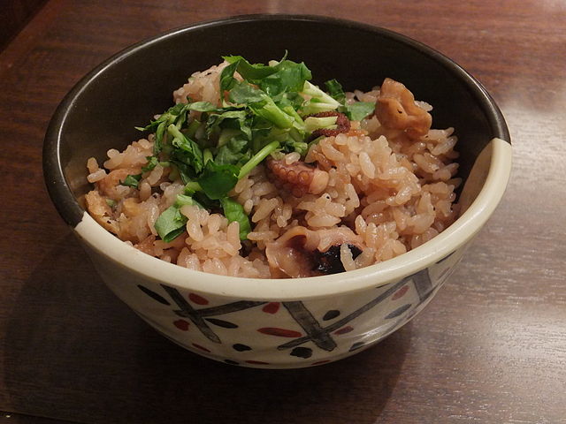たこめし(ข้าวต้มปลาหมึก): รังสรรค์แห่งรสชาติทะเล