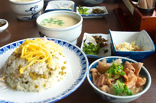 高菜めし(ข้าวผักดองสูง): รสสัมผัสแห่งป่าเขียว