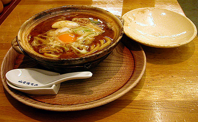 味噌煮込みうどん(มิโสะนึ่งอุด้ง): รสชาติแห่งความอบอุ่นในชามแห่งความสุข