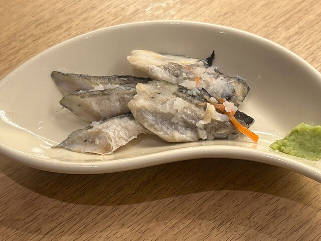 ハタハタ寿司(ซูชิปลาฮาตะฮาตะ): รสชาติแห่งคลื่นและความสุขในคำเดียว