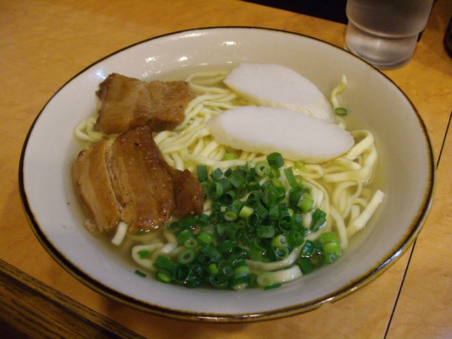 沖縄そば(บะหมี่โอกินาว่า): เส้นใสในผืนฟ้าสีคราม