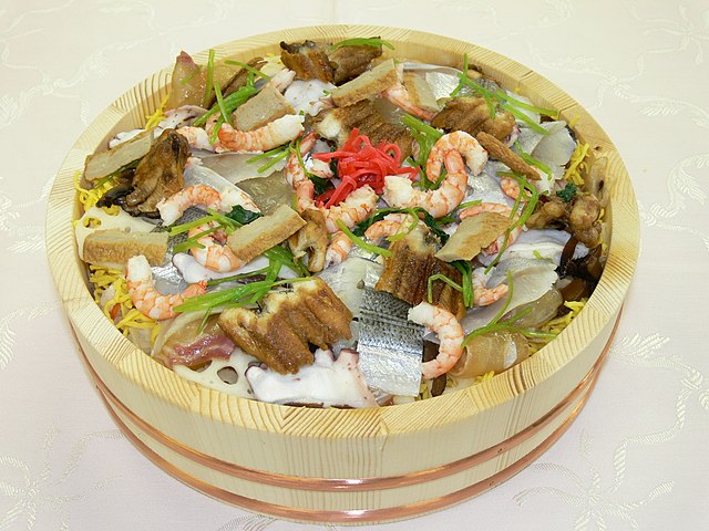 松山鮓(ซูชิแบบมัตสึยามะ): รสชาติแห่งทะเลในกลีบไม้ไผ่