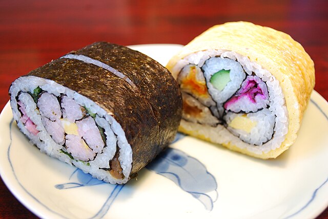 太巻き祭り寿司(ซูชิม้วนยักษ์แห่งเทศกาล): ร่ายรำแห่งรสชาติในห่อแห่งความสุข