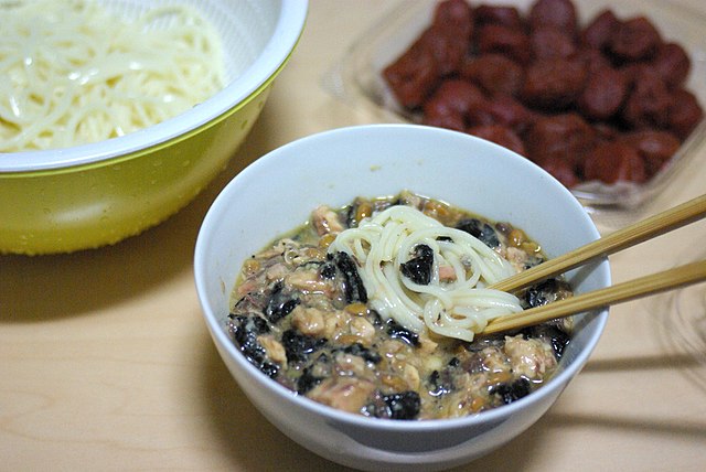 ひっぱりうどん(บะหมี่ดึงดูดแห่งความอบอุ่น): เสน่ห์แห่งการบรรจบในชามอุ่น