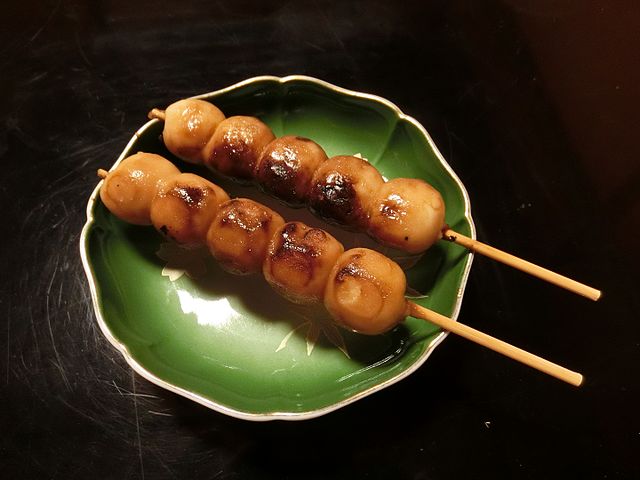 みだらしだんご(ขนมปั้นนุ่มนวลแห่งความหวาน): เสน่ห์แห่งความหวานในโลกของขนม
