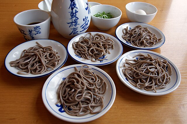 出石そば(เส้นโซบะแห่งเมืองอิซึอิชิ): รสชาติแห่งธรรมชาติในเส้นสีดำ