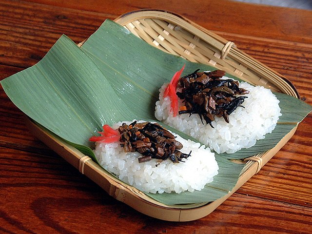 笹寿司 (長野・新潟)(ซาซะซูชิ): กลิ่นหอมจากใบไผ่และรสชาติแห่งน้ำนิ่ง