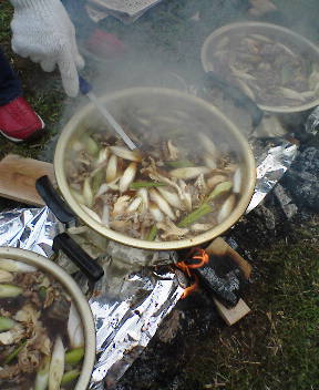 芋煮会(งานต้มมันหวาน): รสชาติแห่งฤดูใบไม้ร่วงในหม้อทอง