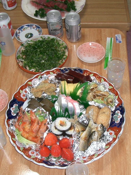皿鉢料理(จานกลมแห่งความงาม): รำลึกถึงสีสันแห่งท้องทะเล