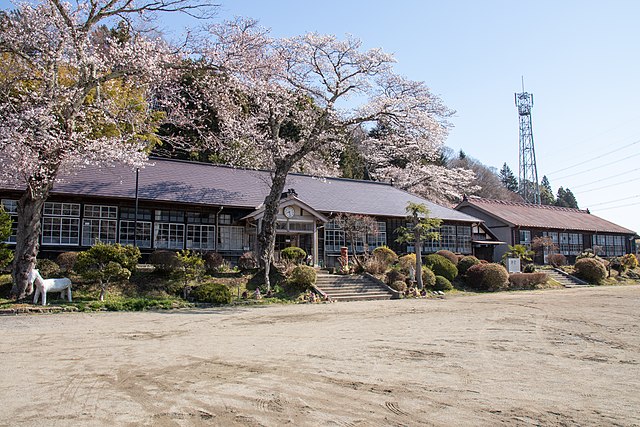 大子町立上岡小学校(โรงเรียนประถมขึ้นอากะในเมืองไดโก): เสียงแห่งความทรงจำในสวนแห่งการเรียนรู้