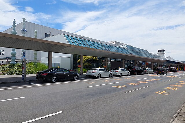 松山空港(สนามบินมะซึยามะ): "ท้องฟ้าสีครามแห่งมะซึยามะ"
