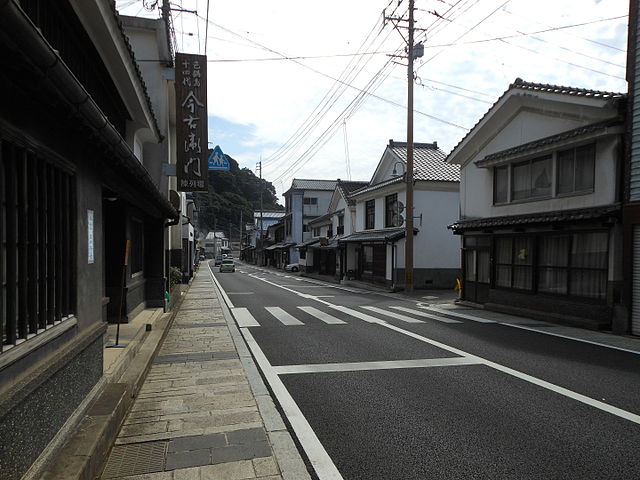 有田町有田内山伝統的建造物群保存地区(หมู่บ้านประวัติศาสตร์อาริตะ): เสน่ห์แห่งอดีตในรอยยิ้มของบ้านไม้