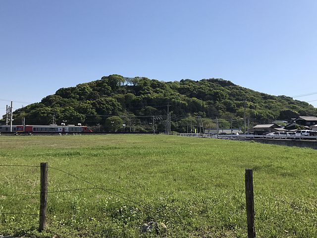 朝日山 (佐賀県)(ภูเขาดวงอาทิตย์): แสงทองสาดส่องบนยอดเขา