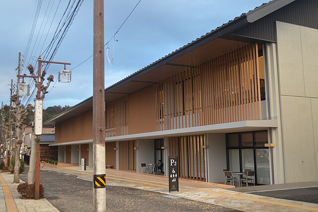 中津川市ひと・まちテラス(เมืองนาคาซุกาวะ: สถานที่แห่งความสัมพันธ์และความงาม) : สายใยแห่งชีวิตและศิลป์
