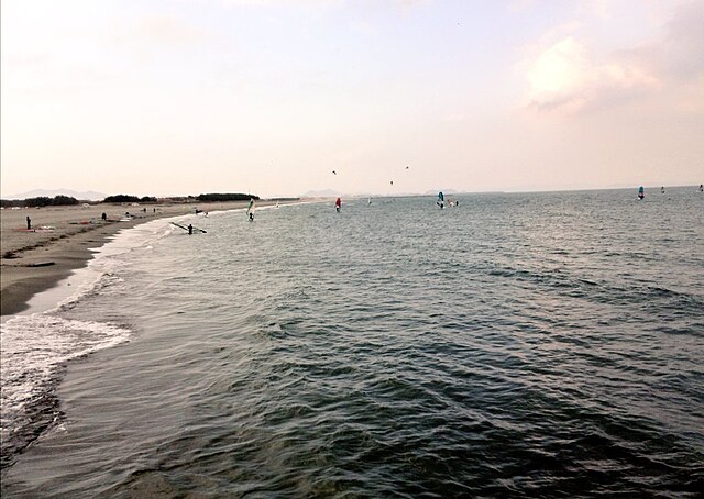 小松海水浴場(ชายหาดแห่งความสงบ): สายน้ำแห่งความฝัน