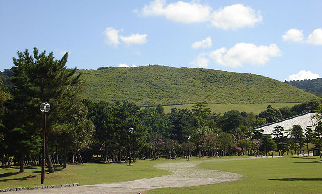 若草山(ภูเขาหญ้าอ่อน): เสน่ห์แห่งธรรมชาติในอ้อมกอดเขียวขจี