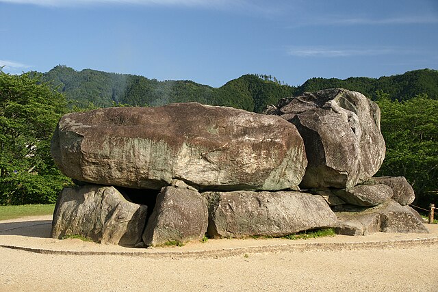 石舞台古墳(เวทีหินแห่งอดีต): รำลึกแห่งหินและตำนาน