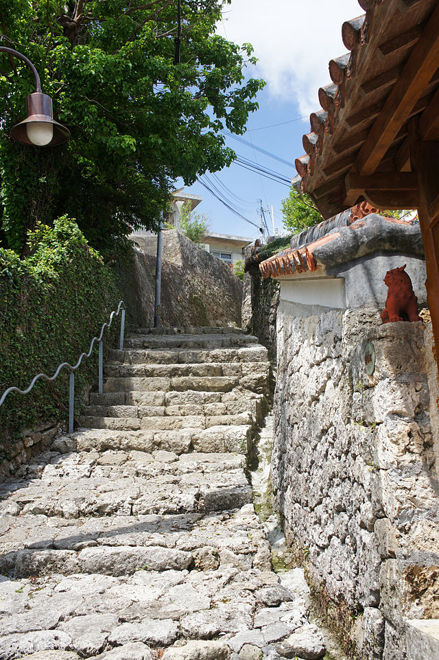 首里金城町石畳道(ถนนหินเรียงรายแห่งเมืองคินโจ) : เส้นทางแห่งความทรงจำในหินอ่อน