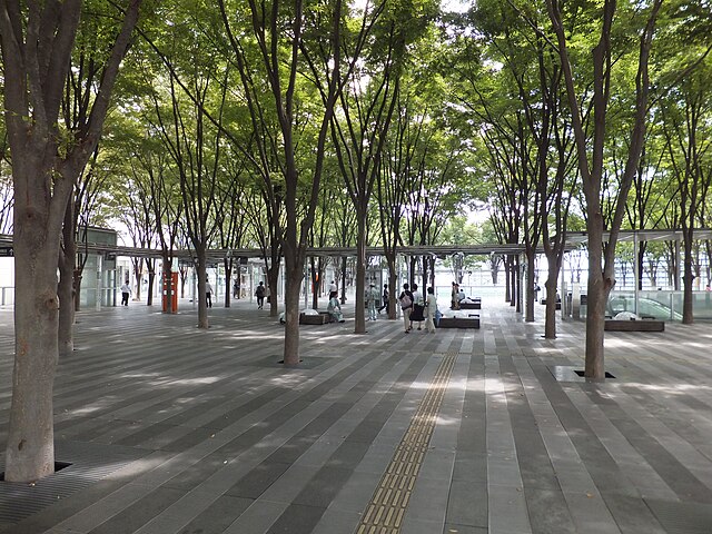 けやきひろば(ลานต้นเคยะกิ): สวนแห่งความสงบในสายลม