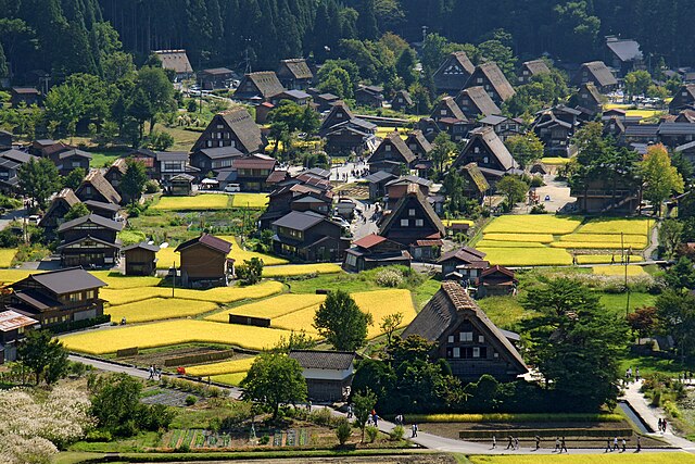 白川郷・五箇山の合掌造り集落(หมู่บ้านกัสโชในชิราคาวาโกะและโกคายามะ): สายน้ำแห่งความสงบในบ้านไม้หลังคาแหลม