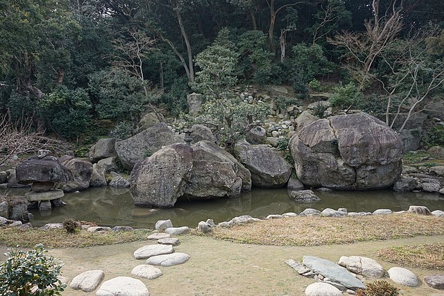 旧益習館庭園(สวนเก่าแห่งการเรียนรู้): "รอยอดีตในสวนแห่งความสงบ"