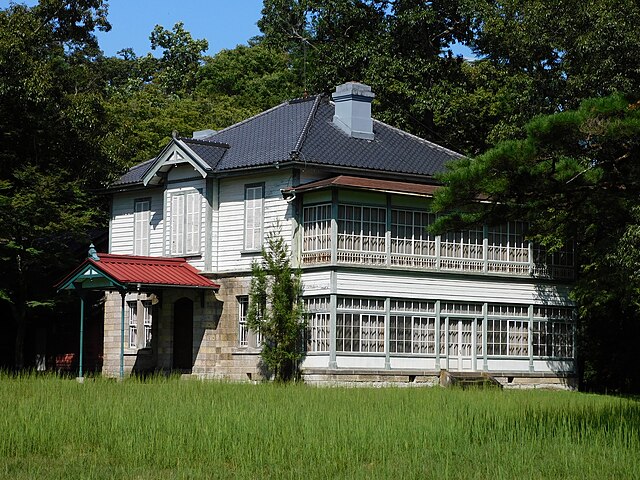 松方別邸(บ้านพักมatsu) : "ความงามแห่งความสงบในสวนญี่ปุ่น"