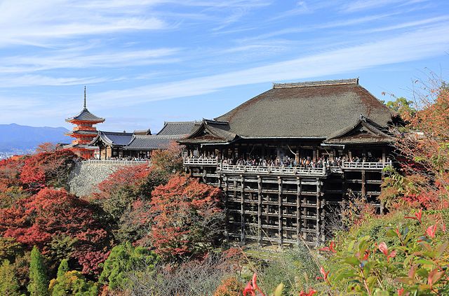 清水寺(วัดน้ำใส): สายน้ำแห่งจิตวิญญาณ