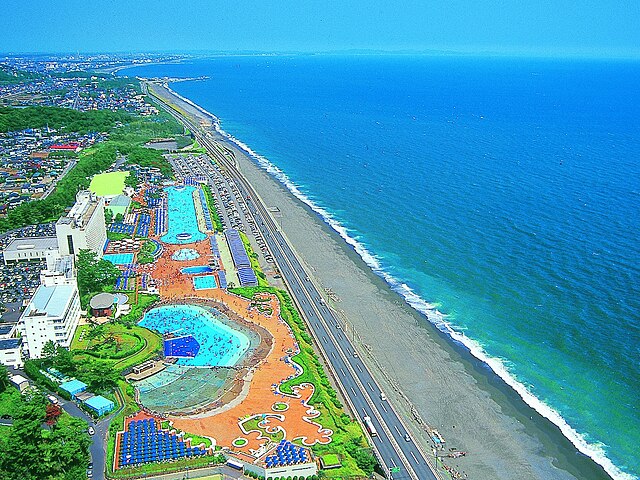 大磯ロングビーチ(ชายหาดยาวโออิซุ): สายลมแห่งความสงบในห้วงทะเล