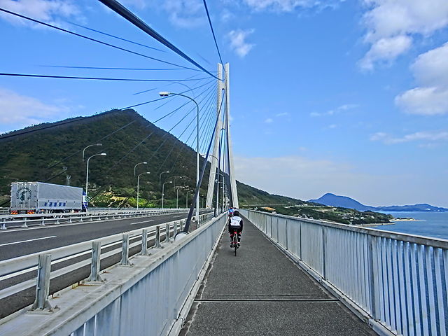 しまなみ海道サイクリングロード(เส้นทางปั่นจักรยานชิมานามิ): สายลมแห่งความสุขบนสะพานสวรรค์