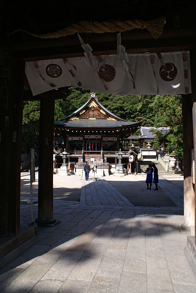 日牟禮八幡宮(ศาลเจ้าอามะริฮาจิมัน): เสียงกระซิบแห่งประวัติศาสตร์ในแสงอาทิตย์
