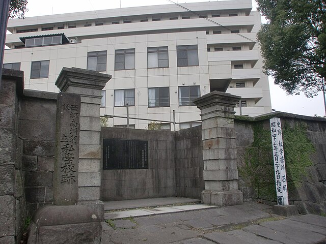 私学校(โรงเรียนเอกชน): เสียงแห่งความรู้ในสวนแห่งความฝัน