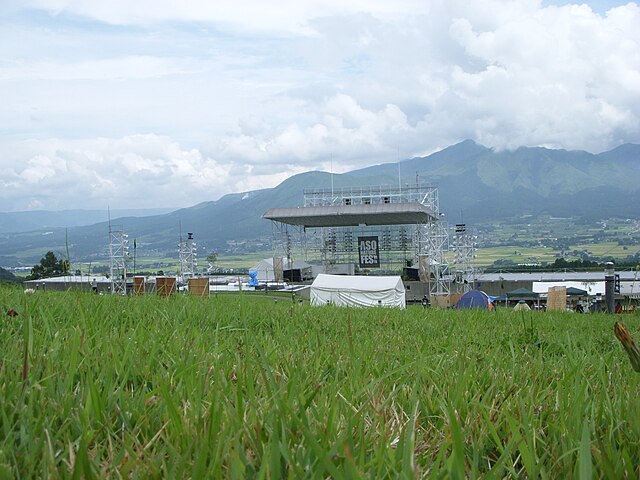 熊本県野外劇場(โรงละครกลางแจ้งคุมาโมโตะ): เสียงเพลงแห่งธรรมชาติในคืนดาว