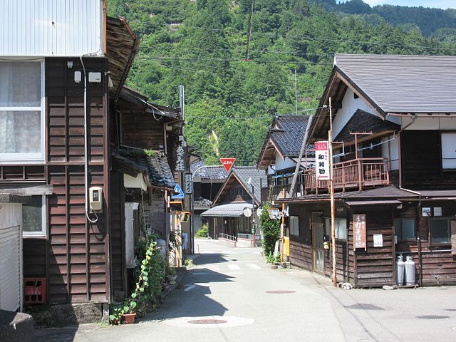 白山市白峰(ภูเขาขาวแห่งเมืองขาว): "เสน่ห์แห่งขุนเขาในหมอกขาว"