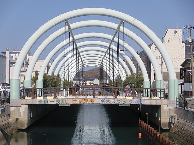 土渕海峡(ช่องเขาตะกั่ว): สายน้ำแห่งความลึกลับและความงาม