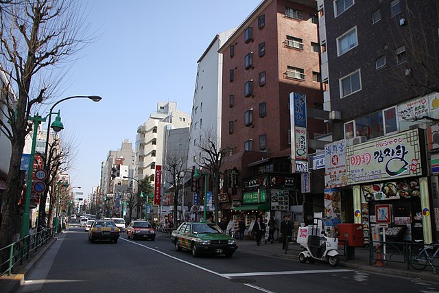 大久保 (新宿区)(ดาอิคุโบะ (ชินจูกุ)) : เสียงเพลงแห่งความหลากหลาย