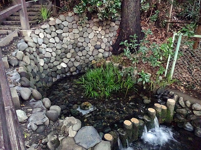 お鷹の道・真姿の池湧水群(เส้นทางนกเหยี่ยวและบ่อน้ำบริสุทธิ์): เสน่ห์แห่งน้ำใสในป่าเขียว