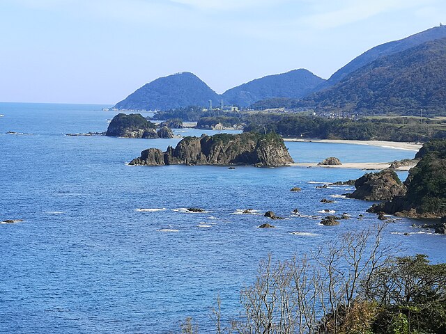 丹後松島(ดันโกะมัตสึชิมะ): "เกาะหินแห่งความเงียบสงบ"