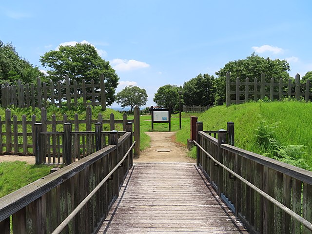 金鑵城遺跡広場(ลานซากปราสาททอง): รอยอดีตในแสงทอง